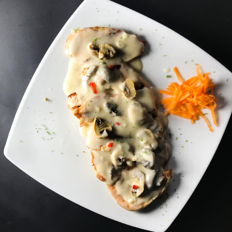 Suprema de Pollo con Champiñones