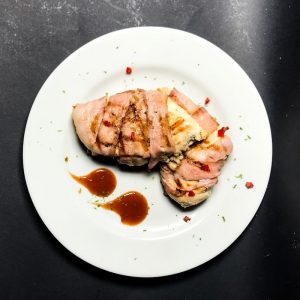 Suprema de pollo con Tocineta